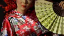 Warna merah menyala dari Kimono yang dikenakan Oshin semakin memancarkan aura kecantikannya, Jakarta, Selasa, (30/6/2015). Japanese Style menjadi pilihan Oshin saat melakukan pemotretan dengan Liputan6.com. (Liputan6.com/Faisal R Syam)