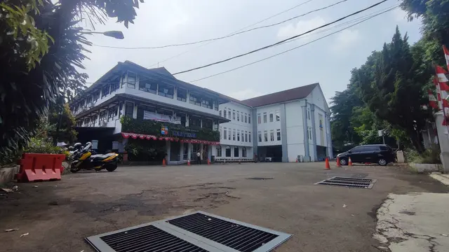 Parkiran kendaraan di kawasan Kantor Pemerintahan Kota Bogor, Jawa Barat, tampak sepi, Senin (28/8/2023)