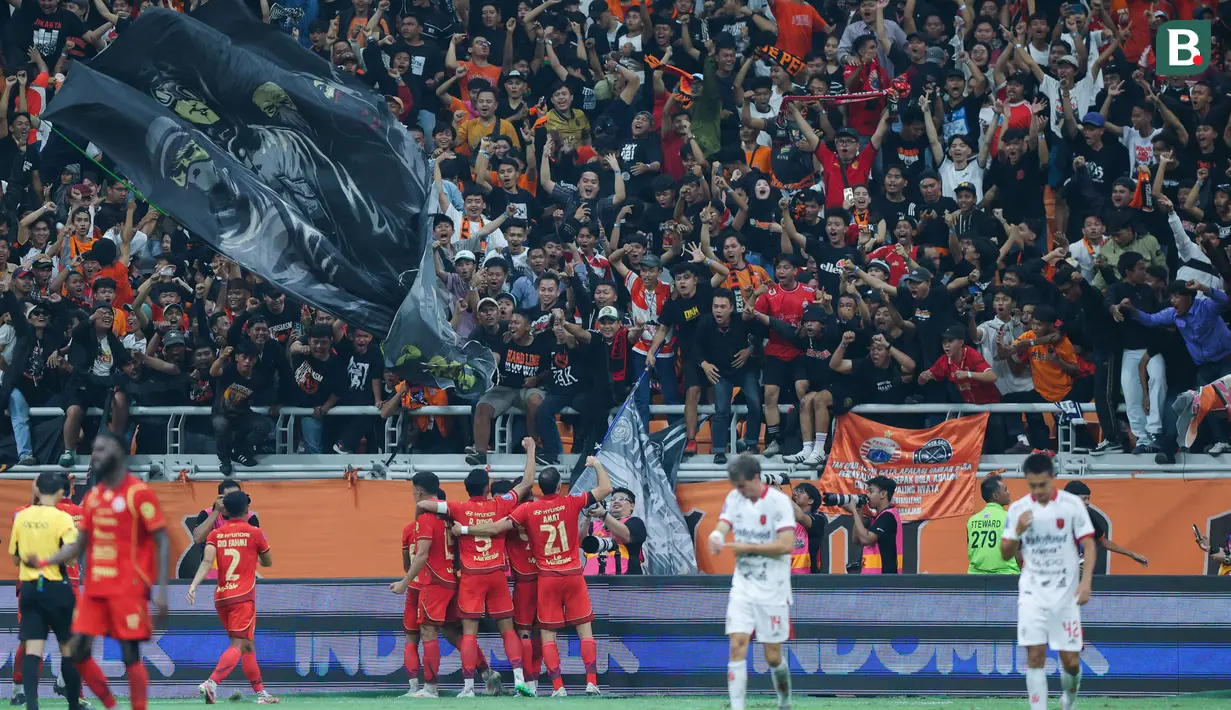 Pemain Persija Jakarta merayakan gol yang dicetak oleh Bruno Tubarao ke gawang Bali United dalam lanjutan BRI Super League 2025/2026 di Jakarta International Stadium (JIS), Minggu (14/9/2025) malam WIB. (Bola.com/M Iqbal Ichsan)