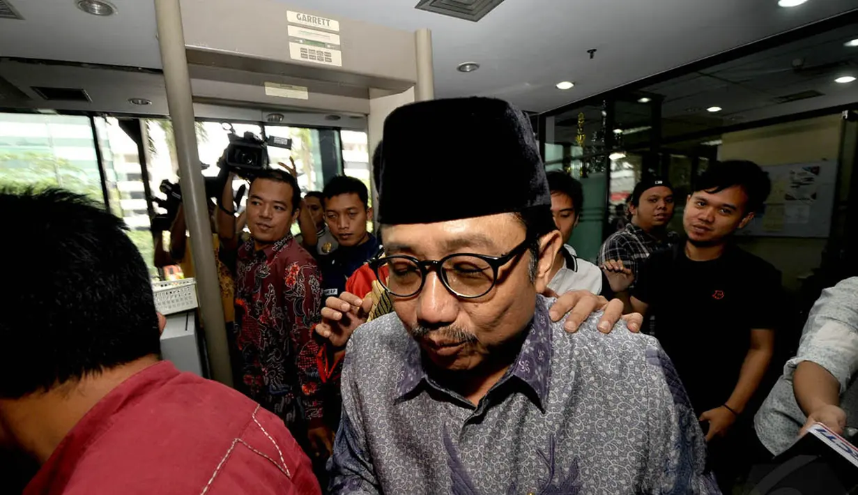 Waryono Karno memilih bungkam dan enggan berkomentar menanggapi pertanyaan wartawan di gedung KPK, Jakarta, Kamis (4/12/2014). (Liputan6.com/Miftahul Hayat)