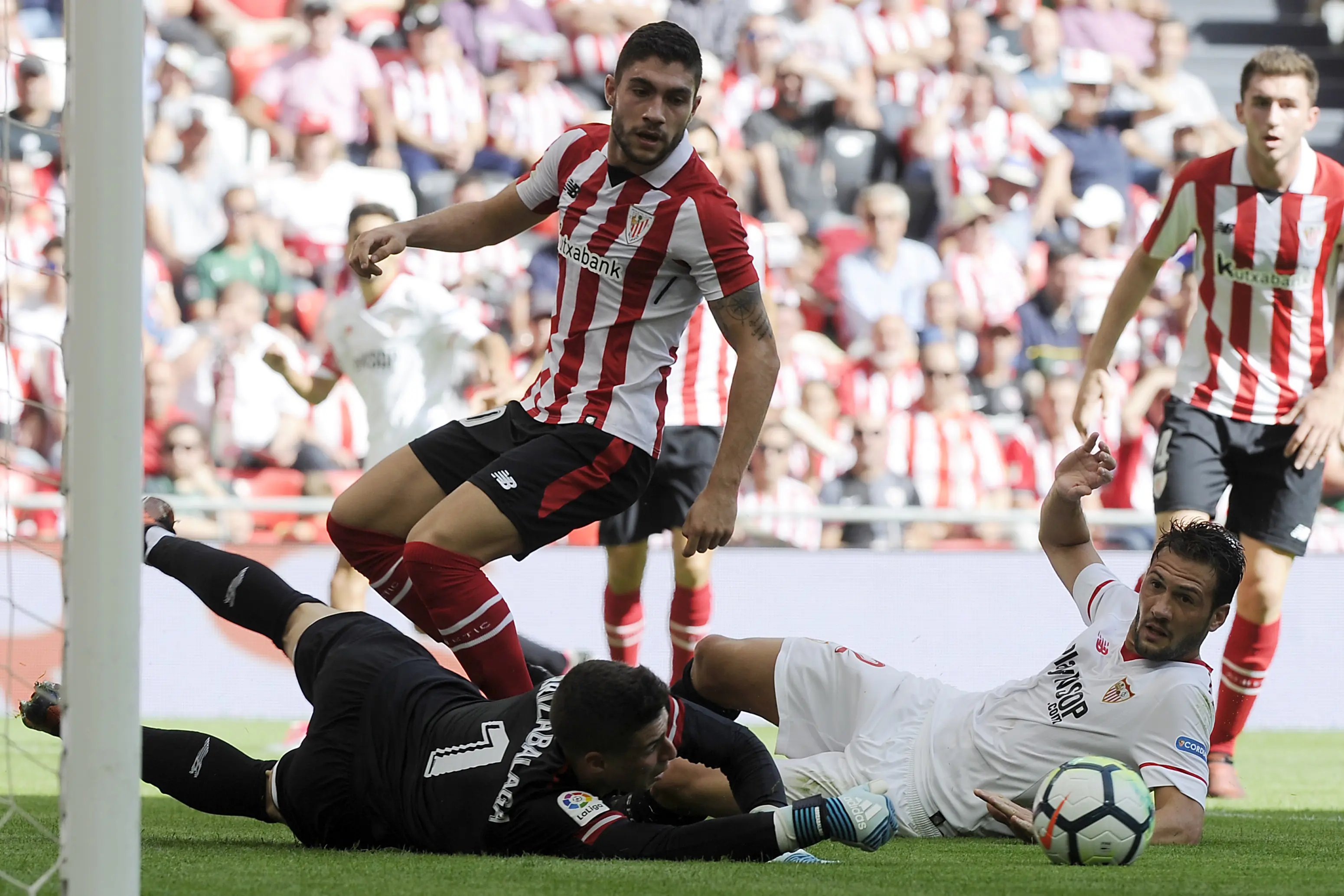 Kepa saat beraksi untuk Bilbao.  (AFP/Maciej GILLERT )