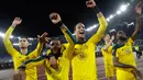 Gelandang Celtic Olivier Ntcham (kedua kiri) berselebrasi dengan rekannya setelah mencetak gol ke gawang  Lazio pada matchday keempat Grup E Liga Europa 2019 di Stadion Olympico, Kamis (7/11/2019). Celtic mengalahkan Lazio 2-1 untuk kemudian melaju ke babak 32 besar. (AP/Gregorio Borgia)