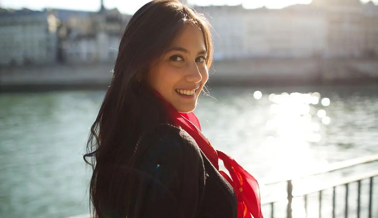 Setuju kan kalau kecantikan Pevita yang dari kecil ini tidak luntur? Justru semakin hari parasnya semakin memesona. Coba, tergoda nggak dengan senyumannya ini? (Instagram/pevpearce)