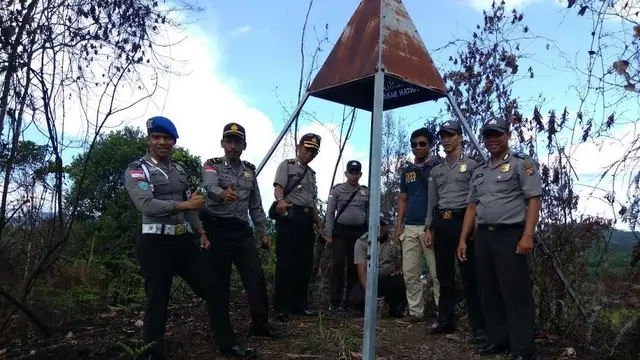 Patroli Perbatasan, Polisi Indonesia Butuh Jalan Kaki Berjam-jam