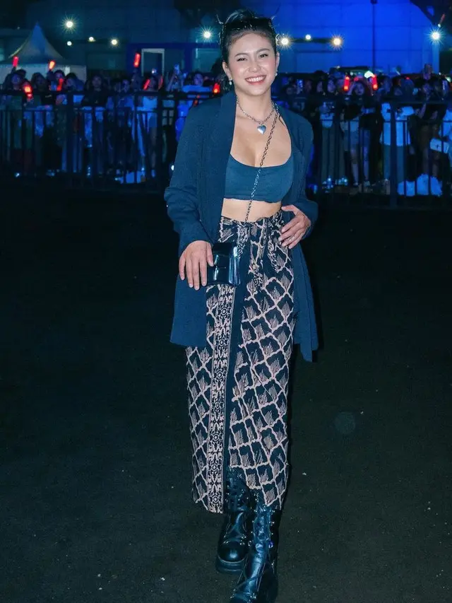 OOTD Awkarin Kenakan Kain Batik