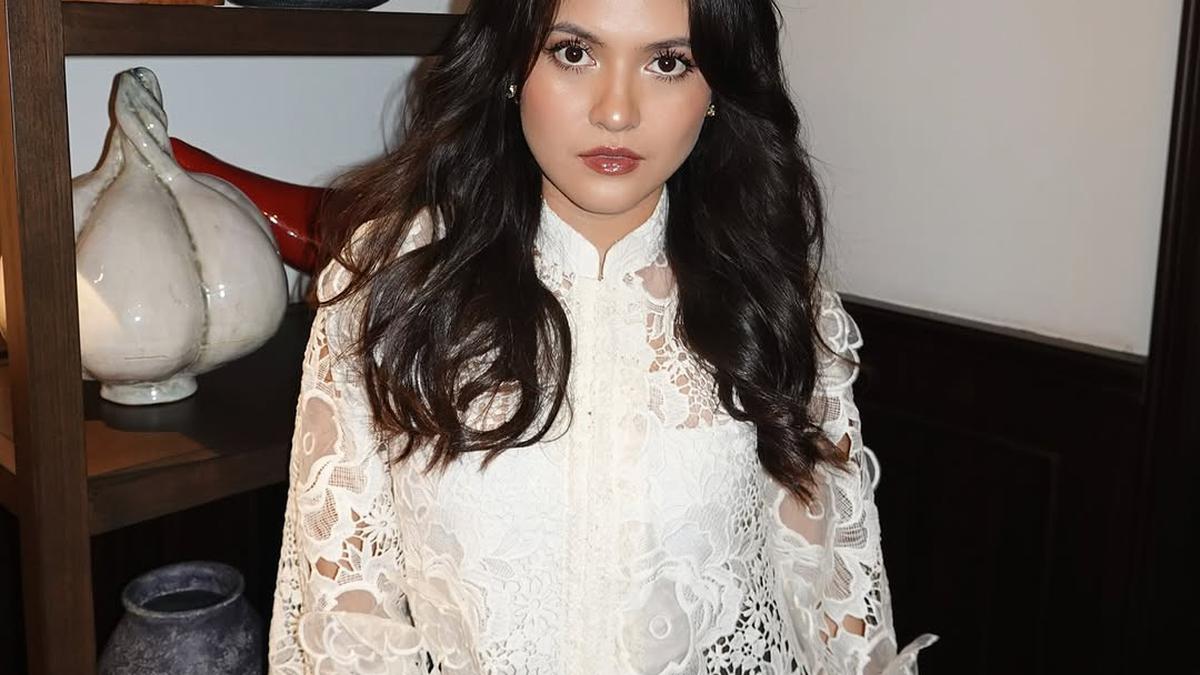 Makeup Look Coral Elegan ala Marsha Aruan, Inspirasi Tampilan Hari Raya