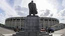 Tampak patung pendiri Uni Soviet berdiri di depan Stadion Luzhniki, Moscow, Rabu,(28/6/2017). Stadion Luzhniki akan menjadi stadion untuk pembukaan dan penutupan Piala Dunia 2018 Rusia. (AP/Denis Tyrin)