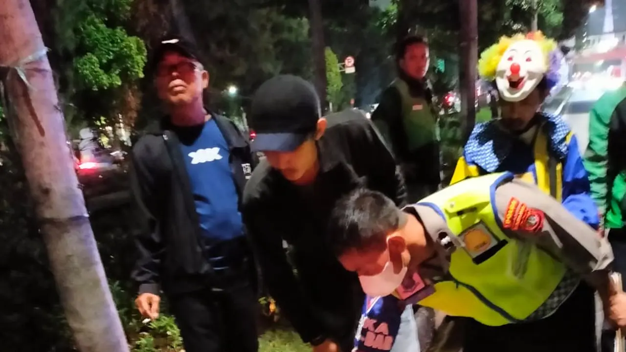 Kecelakaan tunggal menewaskan seorang pemotor. Insiden ini terjadi di Jalan Kyai Tapa, Grogol Petamburan, Jakarta Barat pada Jumat, (3/5/2024) malam.