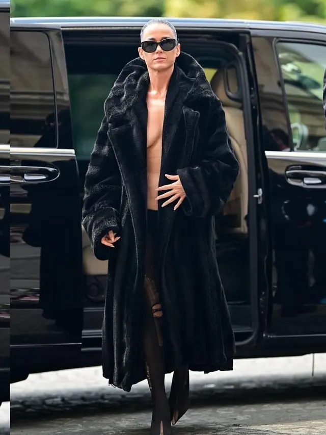 6 Potret Katy Perry Pakai Outfit Berisiko di Paris Fashion Week, Tampil Topless dan Nyaris Ekspos Bekas Jahitan Caesar