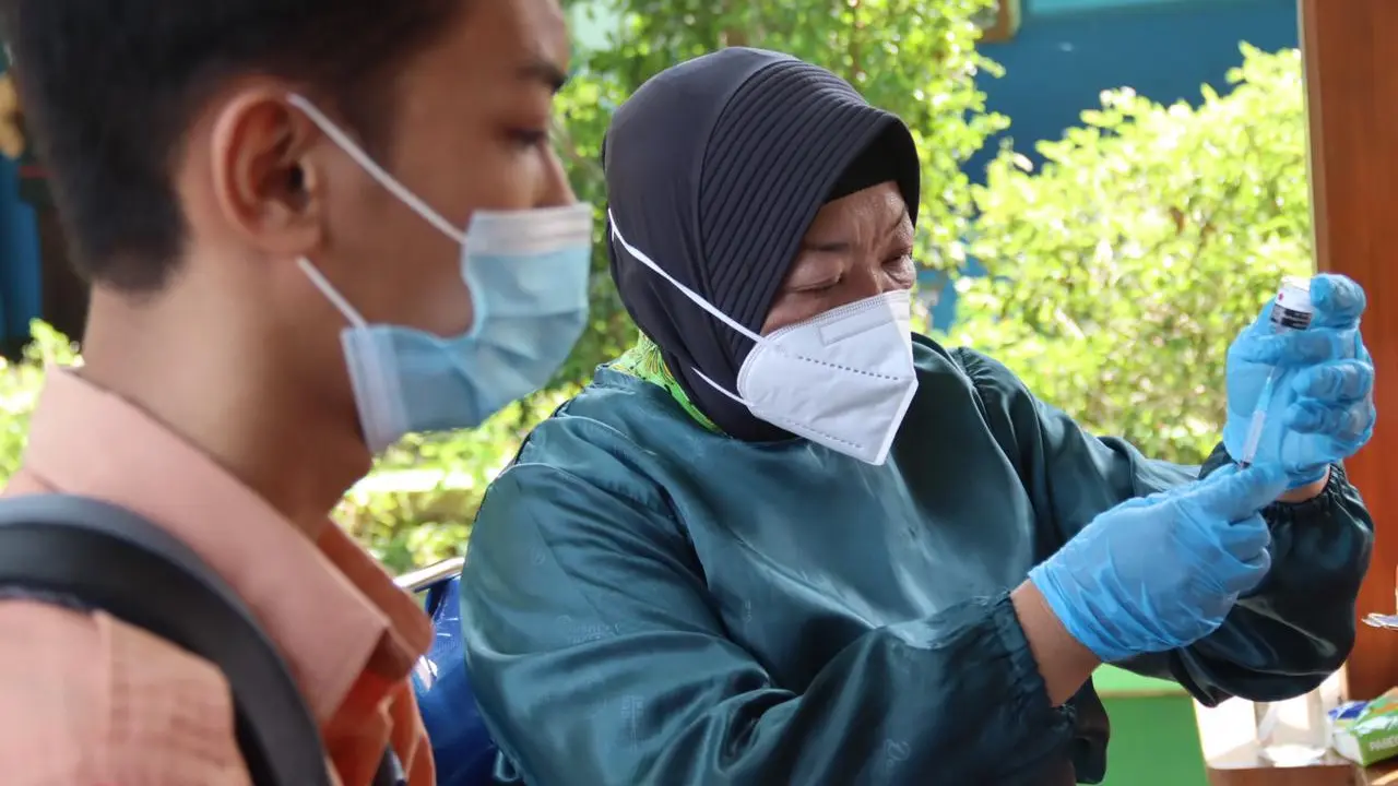 Gerai Vaksin TNI-Polri untuk mendukung percepatan vaksinasi Covid-19 di tingkat pelajar di Pemalang. (Foto: Liputan6.com/Humas Polres Pemalang)