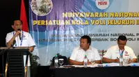 Imam Sudjarwo menyampaikan sambutan usai kembali terpilih sebagai ketua umum Pengurus Pusat Persatuan Bola Voli Seluruh Indonesia (PP PBVSI) periode 2018-2022. (Humas PBVSI)