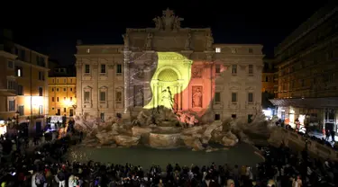 Air Mancur Trevi Fountain disinari dengan warna bendera Belgia (hitam, kuning, dan merah), di Roma, Italia, Selasa (22/3). Hal itu sebagai bentuk penghormatan terhadap korban serangan bom Brussels. (REUTERS/Stefano Rellandini)