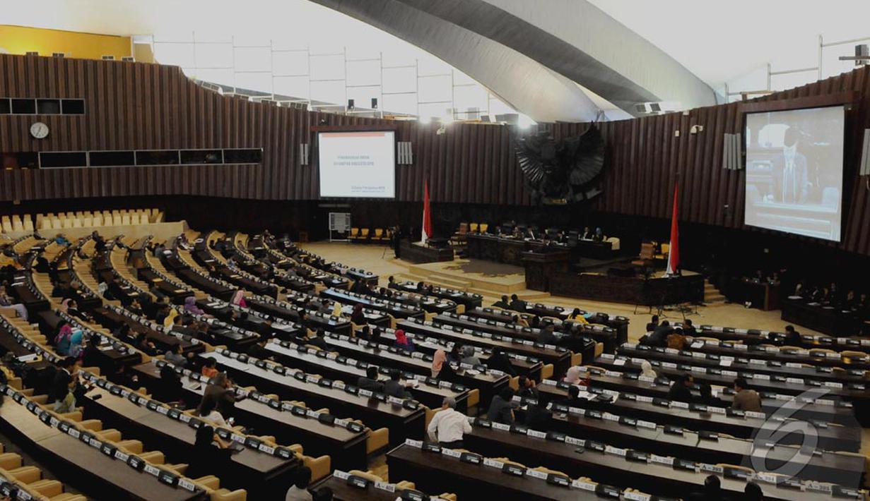 Rapat Paripurna untuk membahas tata tertib dan rekomendasi MPR. Namun, dari 560 anggota hanya 148 anggota yang hadir dalam rapat, Jakarta, Senin (22/9/2014) (Liputan6.com/Andrian M Tunay)  