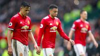 Penyerang Manchester United, Alexis Sanchez (kiri) tertunduk lesu usai pertandingan melawan West Bromwich Albion di Old Trafford, Inggris (15/4). MU kalah 0-1 atas West Bromwich Albion. (Nick Potts/PA via AP)