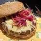 Aplikasi penggunaan keju nabati dalam produk burger Burgreens. (dok. Liputan6.com/Dinny Mutiah)