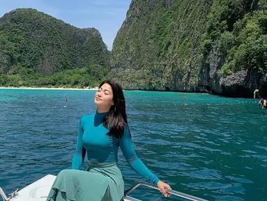 Menikmati segarnya udara di alam saat di atas kapal yang sedang menuju pulau Phiphi yang berada di Thailand. Bermain di pantai serasa bukan masalah bagi Karenina dan tidak takut hitam. (Liputan6.com/IG/karenina_sunny)