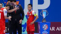 Ekspresi kecewa pemain Timnas Futsal Indonesia, Mochammad Iqbal saat penyerahan medali setelah laga final Piala Asia Futsal 2026 melawan Iran dalam laga yang berlangsung di Indonesia Arena, Senayan, Jakarta, Sabtu (07/02/2026). (Bola.com/Bagaskara Lazuardi)