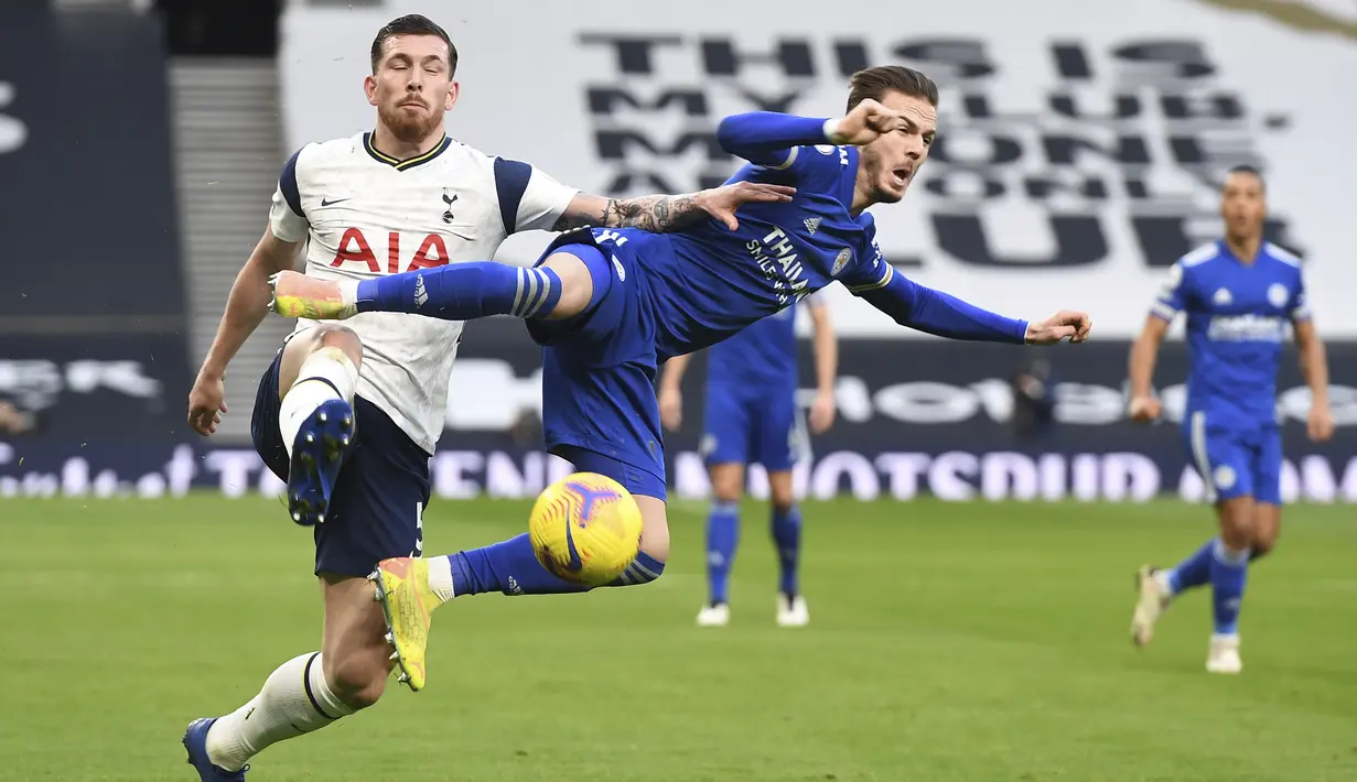 Gelandang Leicester City, James Madison jatuh saat berebut bola dengan gelandang Tottenham Hotspur, Pierre-Emile Hojbjerg pada pekan ke-14 Liga Inggris di Stadion Tottenham Hotspur, Minggu (20/12/2020). Tottenham dipermalukan Leicester dengan skor 0-2 di kandangnya sendiri. (Andy Rain/ Pool via AP)