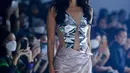 Sophia Latjuba dipercaya membawakan busana rancangan desainer Sean Sheila di Dewi Fashion Knight [dok. JFW2023]