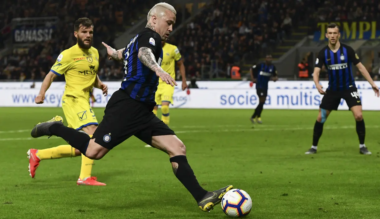 Inter Milan pun kepincut aksi menawan dari pemain berdarah batak ini. Sayang konflik dengan pelatih Antonio Conte membuat karir Radja Nainggolan stagnan.