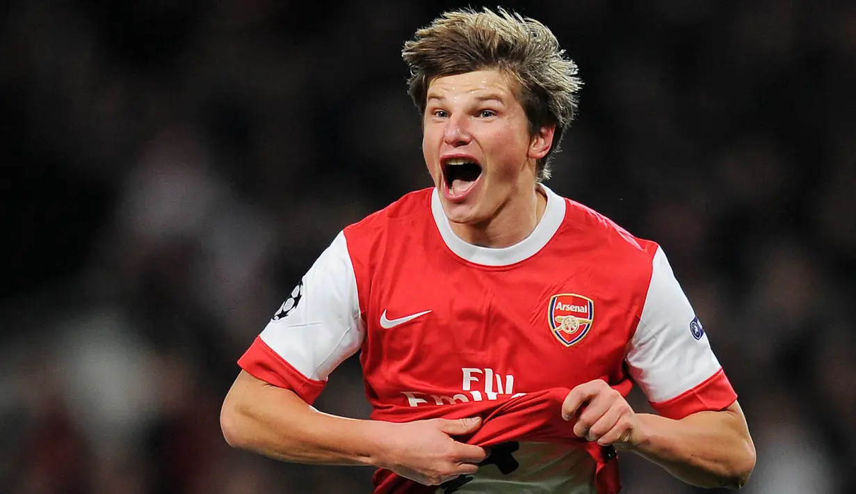 8. Andrey Arshavin - Mantan pemain Arsenal ini tidak hanya sukses sebagai pesepak bola. Kemampuan akademisnya pun tak mengecewakan, terbukti ia berhasil meraih gelar sarjana teknologi dan desain di St Petersburg State University. (AFP/Lluis Gene)