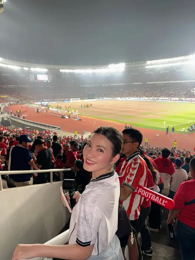 4 Gaya Makeup Flawless Artis Saat Nonton Laga Timnas Indonesia vs China, dari Caitlin Halderman hingga Cinta Laura