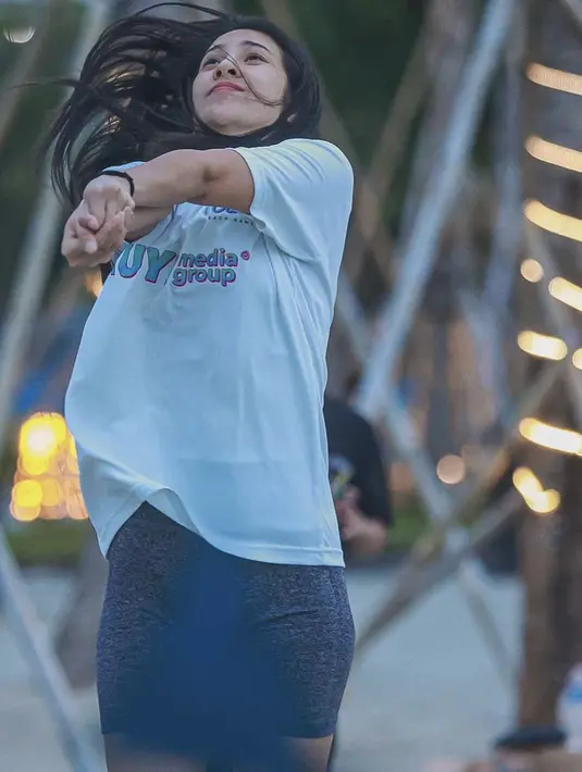 Dalam fotonya, Anya terlihat begitu semangat saat bermain volley pantai. (@anyageraldine)