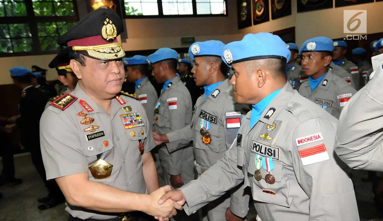 Wakapolri Komjen Pol Syafruddin menyalami anggota Kontingen Formed Police Unit (FPU) usai menyematkan Satya Lencana Bhakti Buana di Jakarta (31/1). 200 polisi mendapatkan bintang kehormatan dari Presiden Joko Widodo. (Liputan6.com/Helmi Fithriansyah)