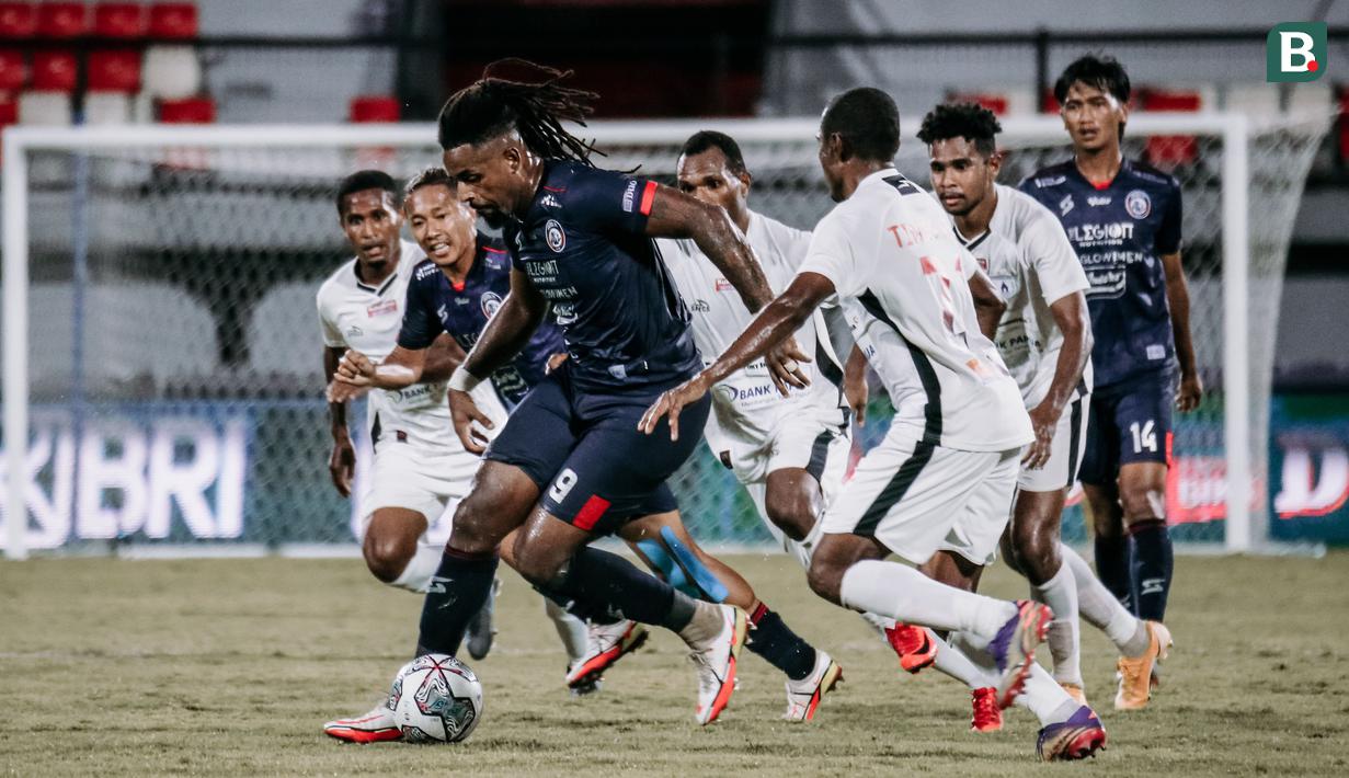 Gol tunggal Carlos Fortes di menit 30 tak sanggup dibalas Persipura. Tambahan tiga poin ini membuat Arema FC kembali meraih puncak klasemen. (Bola.com/Maheswara Putera)