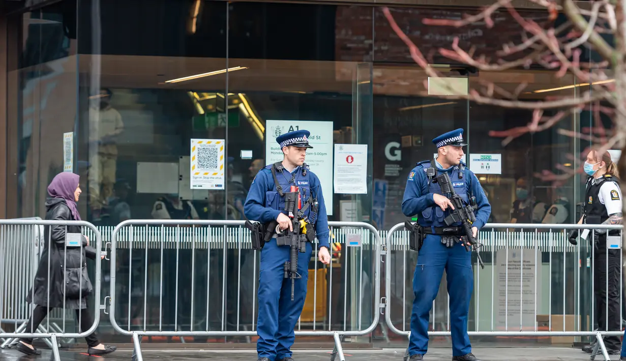 Polisi berjaga di luar pengadilan di Christchurch, Selandia Baru, 24 Agustus 2020. Pengadilan Tinggi di Christchurch memulai sidang putusan terhadap pelaku penembakan di masjid Christchurch.(Xinhua/Zhu Qiping)
