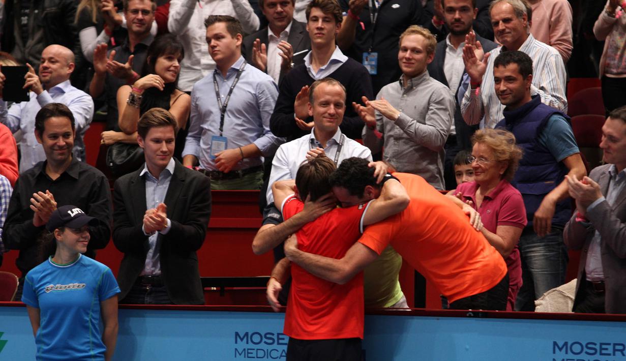 David Ferrer memeluk pelatih, psioterapi, dan sahabatnya yang setia menemani selama turnamen berlangsung di Stadthalle Arena, Wina, Austria, Minggu (25/10/2015) malam WIB. (Bola.com/Reza Khomaini)