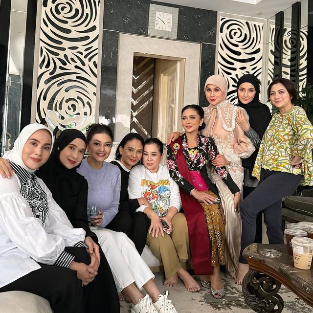 6 Potret Arisan Geng Artis 90an 'HotHits', Reuni Sekaligus Silaturahmi Jelang Ramadan