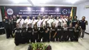 Pemain, official Timnas voli putri Indonesia, dan pengurus PP PBVSI berfoto bersama usai upacara pelepasan di Padepokan Voli Jenderal Polisi Kunarto, Sentul, Jawa Barat, Selasa (2/6/2026). (Bola.com/Abdul Aziz)