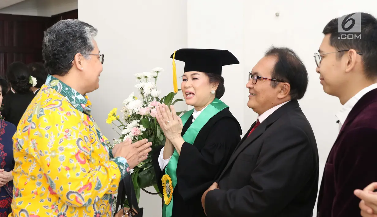 Prof. DR. dr. Ratna Sitompul Sp.M(K) menerima ucapan selamat dari koleganya usai dikukuhkan sebagai Guru Besar Tetap Fakultas Kedokteran Universitas Indonesia di Aula IMERI Fakultas Kedokteran UI, Jakarta, Sabtu (12/1). (Liputan6.com/Helmi Fithriansyah)