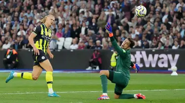 Pemain Manchester City, Erling Haaland (kiri) saat mencetak gol ketiga timnya saat pertandingan Liga Premier Inggris melawan West Ham United di Stadion London, Inggris, Sabtu, 31 Agustus 2024. (AP Photo/Frank Augstein)