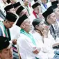 Marbot masjid Jakarta yang diberangkatkan untuk umrah mendengar kata sambutan Gubernur DKI Jakarta Anies Baswedan di Balai Kota, Jumat (9/11). Para marbot berasal dari masing-masing kelurahan di berbagai wilayah Jakarta. (Liputan6.com/Immanuel Antonius)