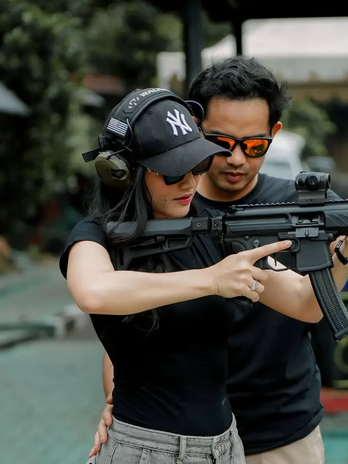 Febby Rastanty saat Latihan Menembak bersama suaminya. [@febbyrastanty]