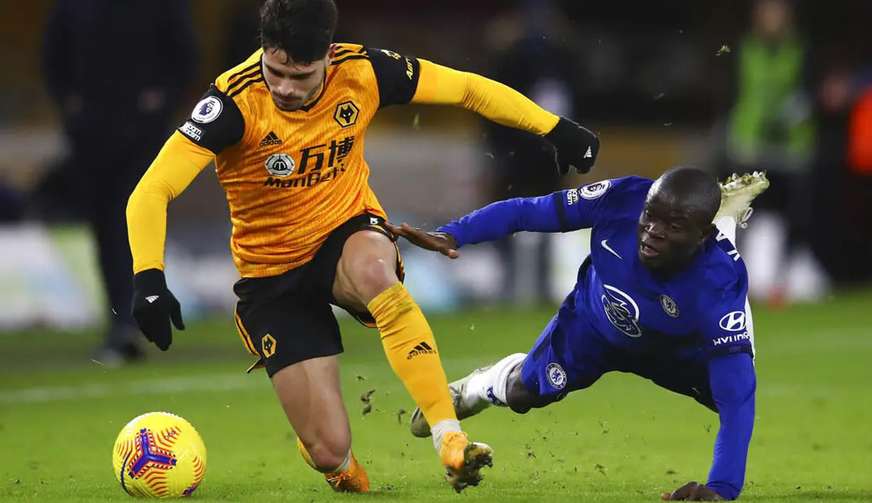 Pemain Wolverhampton Wanderers, Pedro Neto, berebut bola dengan bek Chelsea, N'Golo Kante, pada laga Liga Inggris di Stadion Molineux, Rabu (16/12/2020). Chelsea tumbang dengan skor 2-1. (Michael Steele/Pool via AP)