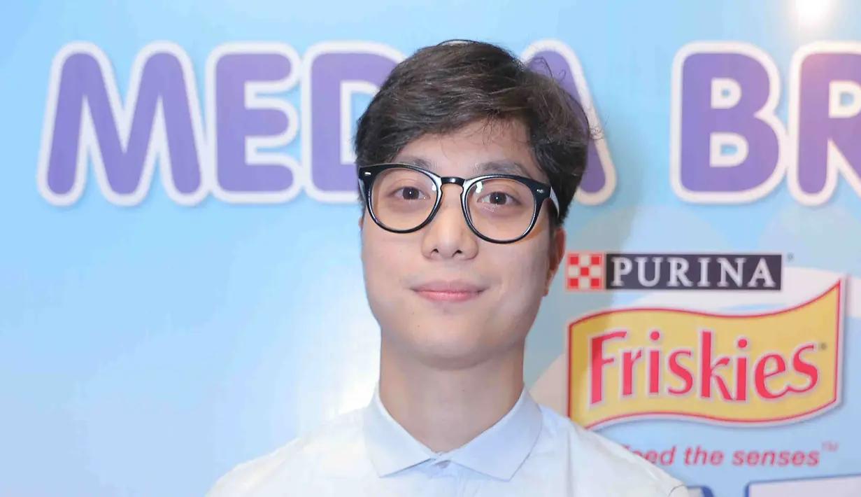 Lelaki kelahiran Jakarta, 30 tahun silam yang juga bermain dalam serial televisi Stereo itu setidaknya sudah merawat 10 ekor kucing. (Andy Masela/Bintang.com)