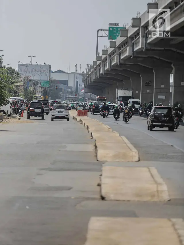 Trotoar di Tengah Jalan Kalimalang