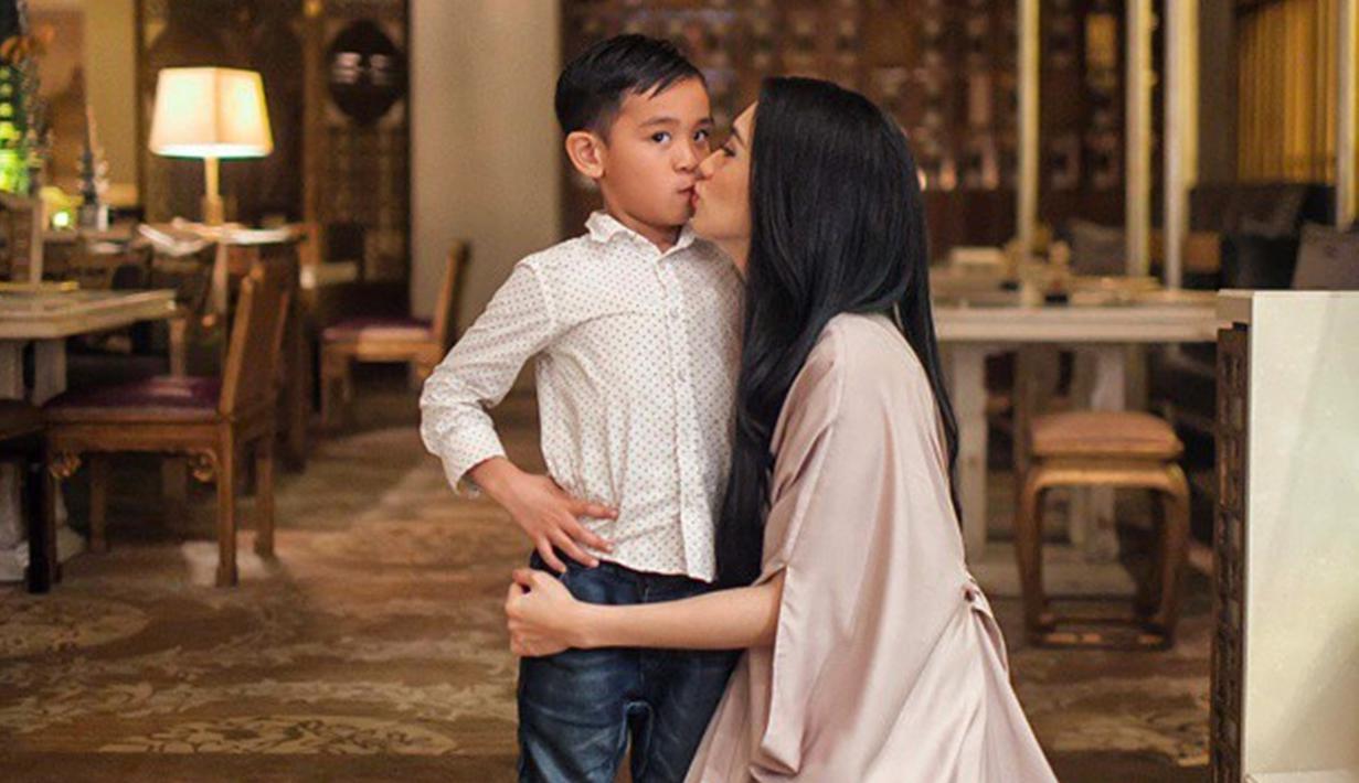 Anak kedua Angel Karamoy juga sudah mulai tumbuh berkembang. Si bung tampan itu dilahirkan pada Selasa, 30 Juni 2009 lalu. Saat ini Junio juga kerap diajak liburan bersama oleh ibunya. Potret kedekatan Angel Karamoy seakan layaknya saudara. Liputan6.com/IG/@realangelkaramoy)