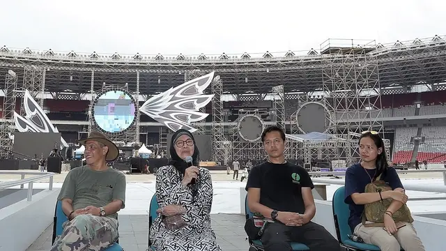 Dhani Pette (kiri) dari POS Entertainment, promotor Konser 35 Tahun Slank dan Resa Lesmana (production manager konser) bersama Bunda Iffet, saat jumpa pers jelang konser di GBK, Jakarta, Sabtu (22/12). (Bambang Eros/Fimela)
