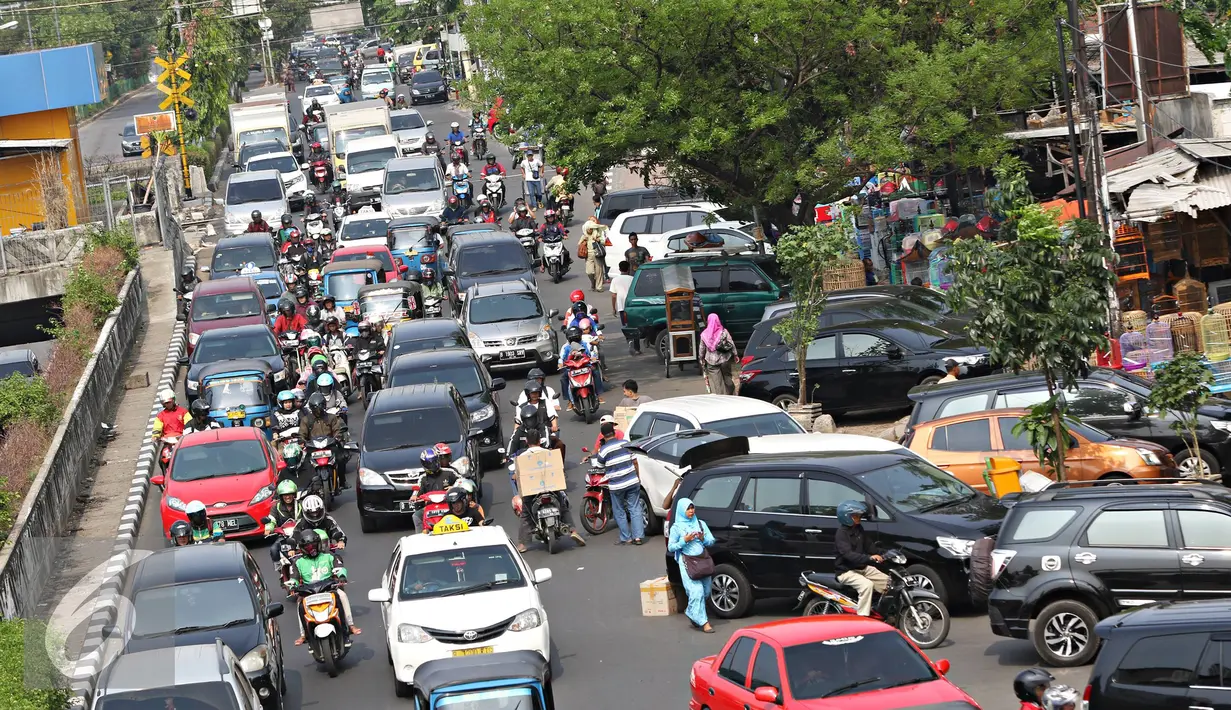 Sejumlah kendaraan melintasi Jalan Pramuka, Jakarta, Jumat (20/11). Banyaknya kendaraan pribadi yang parkir di kawasan tersebut menjadi salah satu penyebab kemacetan. terutama saat pagi hingga siang hari. (Liputan6.com/Immanuel Antonius)
