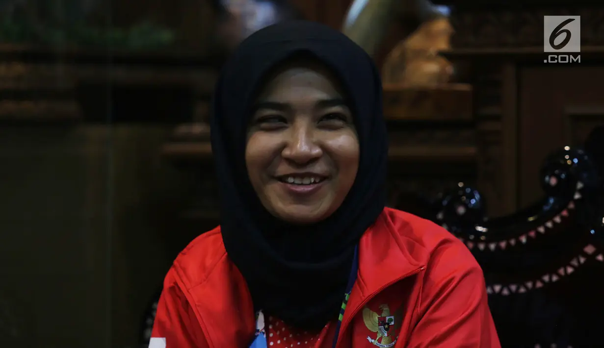 Atlet blind judo, Miftahul Jannah berada di rumah dinas Menteri Pemuda dan Olahraga (Menpora) Imam Nahrawi, di Jakarta Selatan, Selasa (9/10). Miftahul Jannah diskualifikasi di Asian Para Games 2018 karena enggan melepas jilbab. (Merdeka.com/Imam Buhori)
