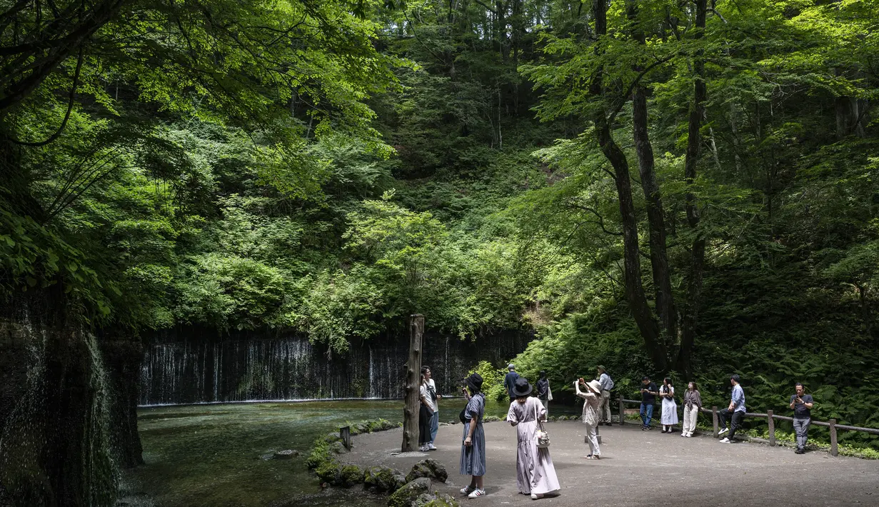 Orang-orang yang mengunjungi Air Terjun Shiraito, di utara kota resor Karuizawa, prefektur Nagano.  (AFP/Richard A. Brooks)