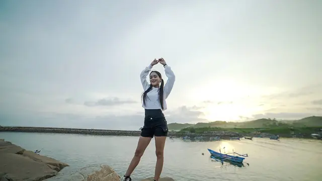 Gaya Safira Inema saat di Pantai, Pedangdut Tulungagung
