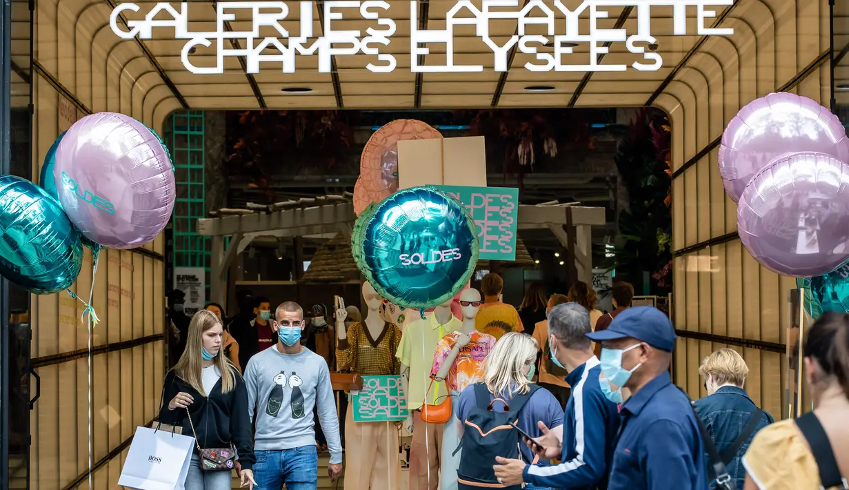 Sejumlah pelanggan berbelanja di pusat perbelanjaan Galeries Lafayette Champs Elysees pada hari pertama pesta belanja musim panas (summer sale) di Paris, 15 Juli 2020. Pesta belanja musim panas 2020 Prancis diluncurkan pada Rabu (15/7) dan akan berakhir pada 11 Agustus. (Xinhua/Aurelien Morissard)