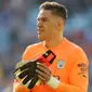 Ekspresi penjaga gawang Manchester City, Ederson setelah pertandingan Premier League melawan Leicester City di King Power Stadium, Sabtu (29/10/2022). Ederson telah memenangkan banyak gelar bersama Manchester City. Dia bisa meninggalkan Etihad Stadium untuk mencari tantangan baru apabila The Citizens dikenai hukuman degradasi. (AFP/Geoff Caddick)