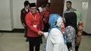 Sekjen PDIP Hasto Kristiyanto bersalaman dengan pegawai KPU saat tiba untuk medaftarkan bakal caleg di Gedung KPU, Jakarta, Selasa (17/7). (Merdeka.com/Iqbal Nugroho)