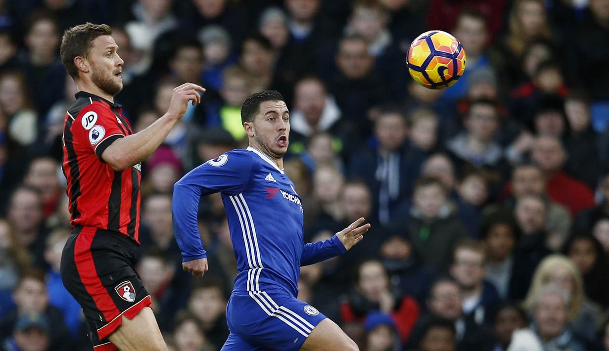 Gelandang Chelsea, Eden Hazard, berebut bola dengan bek Bournemouth, Simon Francis. Sepanjang laga Chelsea melakukan 14 kali tembakan, sementara Bournemouth hanya tujuh kali. (Reuters/Peter Nicholls)